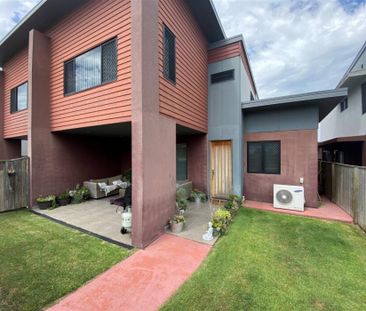 Modern 3 Bedroom Townhouse For Rent - Photo 2