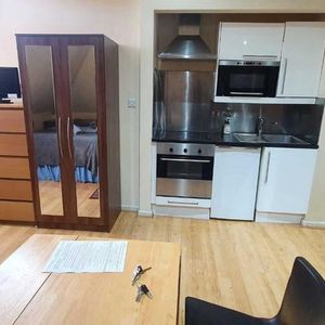 Studio to rent - Photo 2