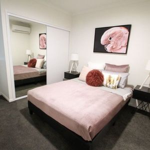 Modern Unit - Photo 2