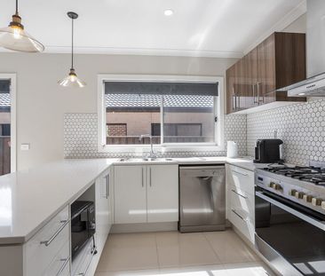 Executive Family Living in Sought-After Canterbury Estate - Photo 1