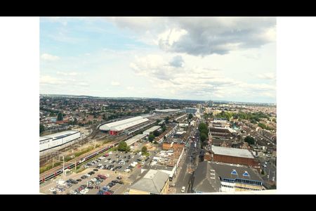 2 Bed Penthouse, Raphael House, IG1 - Photo 4