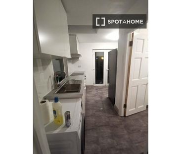 Room for rent in 5-bedroom house in Ballybough, Dublin - Photo 5