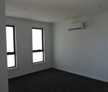 STUNNING TOWNHOUSE IN PRIME LOCATION - Photo 5