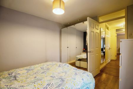 Chic Ground Floor Maisonette with Gardens for Rent in London, SE16 - Photo 3