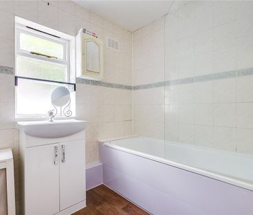 1 bedroom flat in London - Photo 1