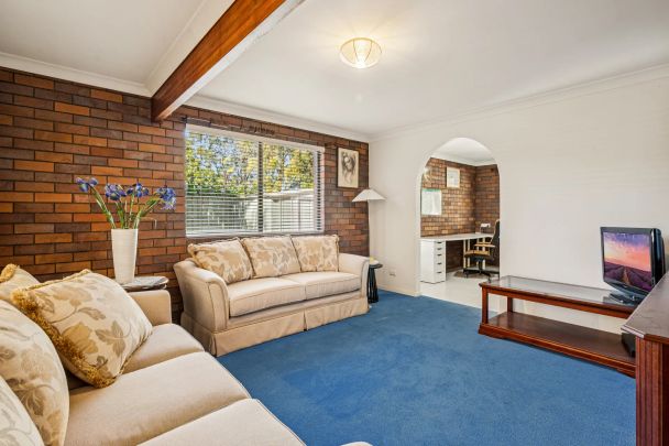 Sprawling family home in a perfect Village position - Photo 1