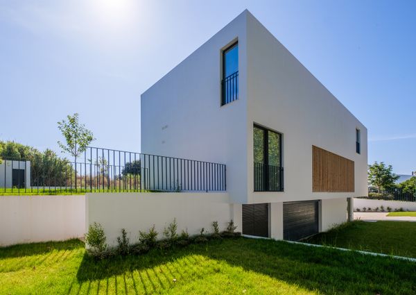 Moradia T6 de arquitetura moderna inserida no Golfe de Oeiras