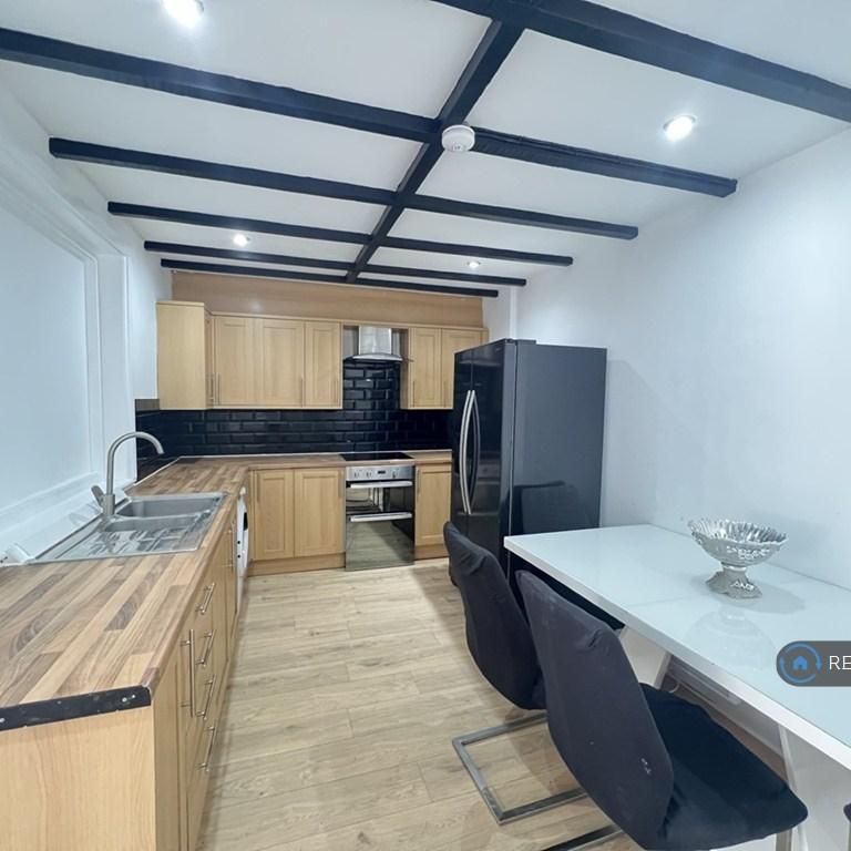 5 bedroom semi-detached house to rent - Photo 1
