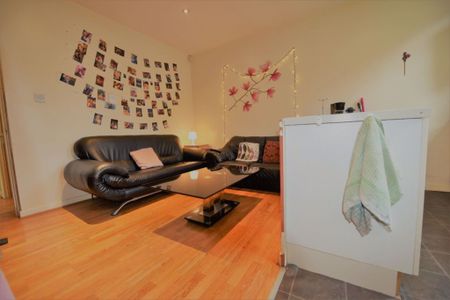 3 bedroom Flat in Flat 1, Leeds - Photo 5