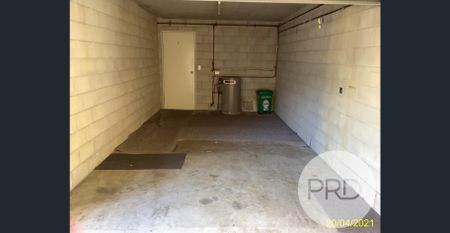 Ground floor 2 Bedroom Unit with Courtyard !! - Photo 2