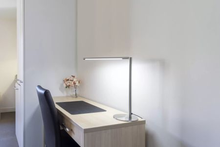 Fully Furnished on Bank Place! (Electricity & Water usage included) - Photo 2