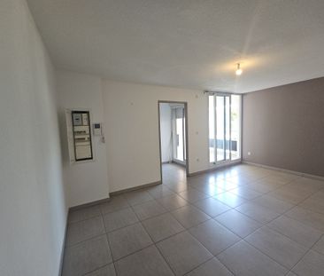 Location Appartement 2 pièces 39m² ST DENIS 97400 - Photo 1