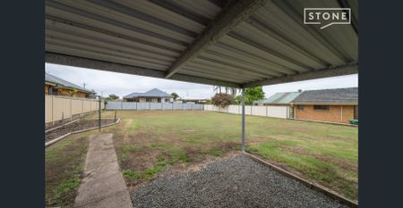 Two bedroom home with lawn maintenance included - Photo 4