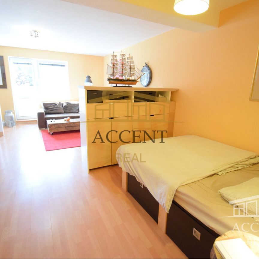 ACCENT REAL / PEKNÝ, KOMPLETNE ZARIADENÝ 1-IZBOVÝ BYT 45M2 S PARKOVACÍM MIESTOM - Photo 1