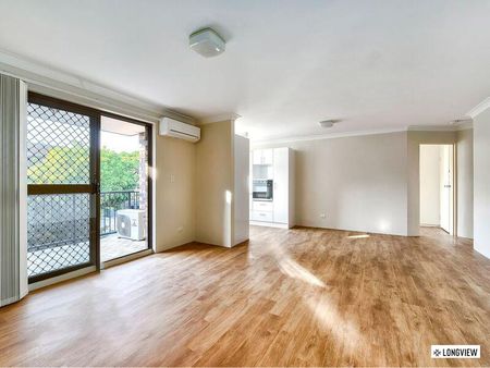 Stylish Updated Apartment - Walking distance to Toowong Village - Photo 5