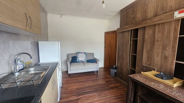 The Glen, UB2, Hounslow - Photo 1