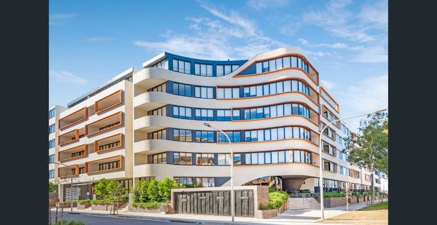 Contemporary North East Facing Residence With Large Balcony - Eve - Photo 1