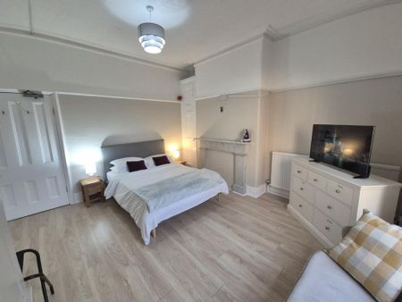 1 bedroom in a flat share to rent - Photo 4
