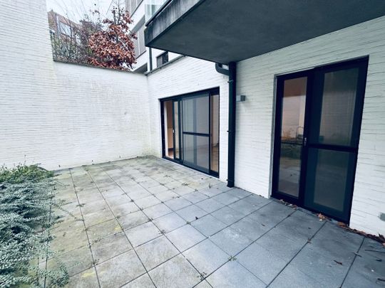 Mooi gelijkvloersappartement met 2 slpks., groot terras & autostaanplaats in centrum Kortrijk - Foto 1