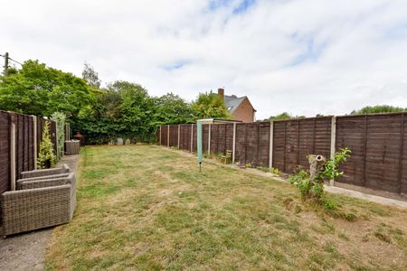 Well presented home with a good sized garden and driveway parking - Photo 3