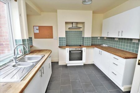 2 bedroom semi-detached house to rent - Photo 4