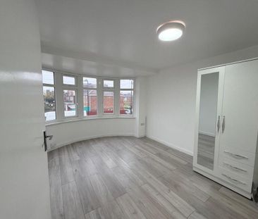 4 bedroom end of terrace house to rent - Photo 1