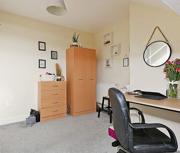 Fantastic 3 bedroom property with a HUGE bathroom! - Photo 2