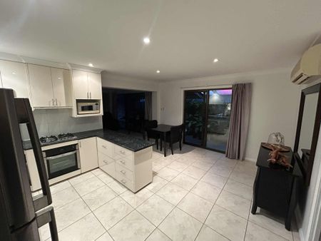 Broadbeach Waters - Photo 2