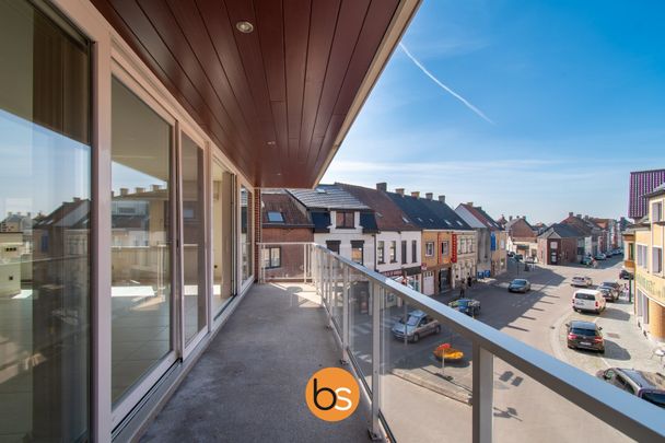 Ruim, lichtrijk appartement met 2 slaapkamers en garage nabij de Grote Markt te Roeselare - Foto 1