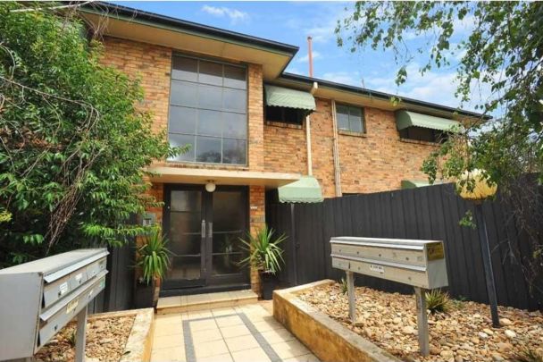 Beautifully Renovated Art Deco Apartment in Prime Location! - Photo 1