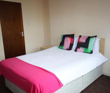 3 bedroom flat to rent - Photo 2