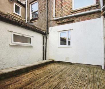 A well presented and very spacious one double bedroom garden flat l... - Photo 6