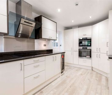 A beautifully presented and recently refurbished contemporary famil... - Photo 6