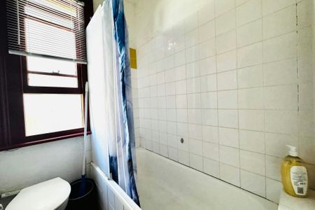 Boarding house furnished room for Lease - Photo 3