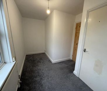 3 bedroom end of terrace house to rent - Photo 2