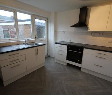 3 bedroom semi-detached house to rent - Photo 6