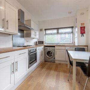 4 bedroom semi-detached house to rent - Photo 3