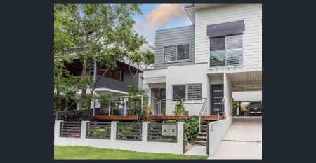 Near New Townhouse with quality Inclusions, Great Location - 6 months ONLY - Photo 4