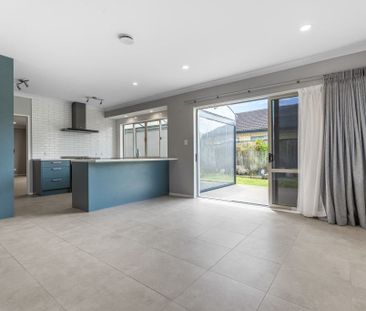 Four Bedroom Home - Moments to Waterfront - Photo 4