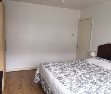 2 Bed Flat, Kimble Road, SW19 - Photo 4