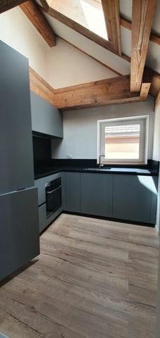 RENOVE – 3.5 pcs on the 2nd floor in the center of the village with parking space - Photo 2