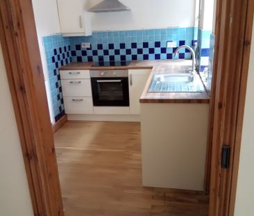 Two Bedroom Terraced House in Immaculate Condition for Rent in cent... - Photo 3