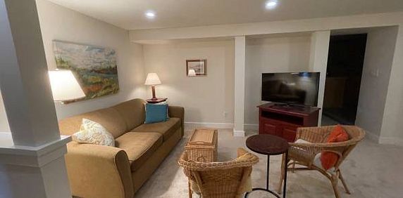 Lovely 2 bedroom furnished suite in Kitsilano - fantastic location! - Photo 2