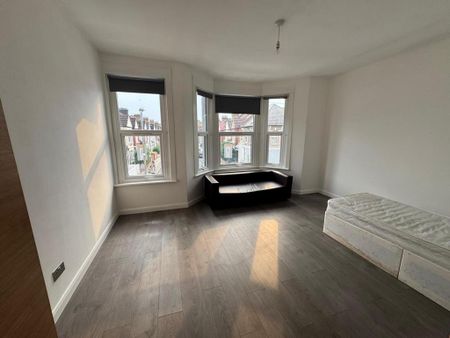 4 bedroom terraced house to rent - Photo 3