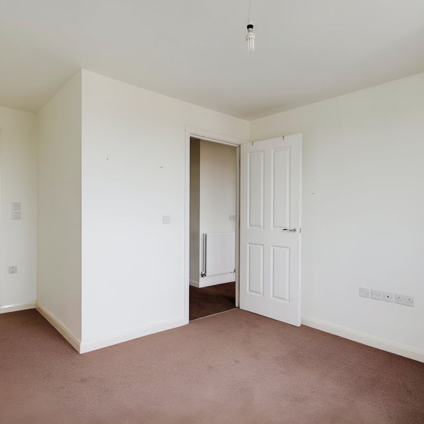 2 bed flat to rent in Bath Road, Hounslow, TW3 - Photo 1