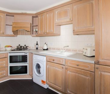 Delfont CLose, RH10 - Photo 2
