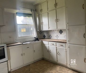 CONVENIENCE AND COMFORT IN CENTRAL BAIRNSDALE - Photo 4