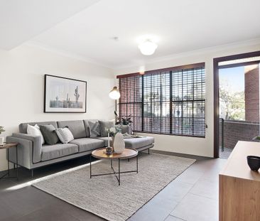 Stylish Townhouse With Lock-up Garage - Photo 2