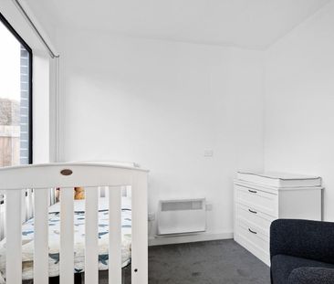 3 Bedroom Townhouse with Own Street Front and solar power - Photo 4