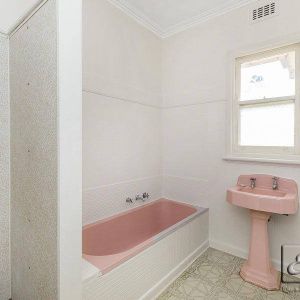 Comfortable Cream Brick Home - Convenient Location - Photo 2